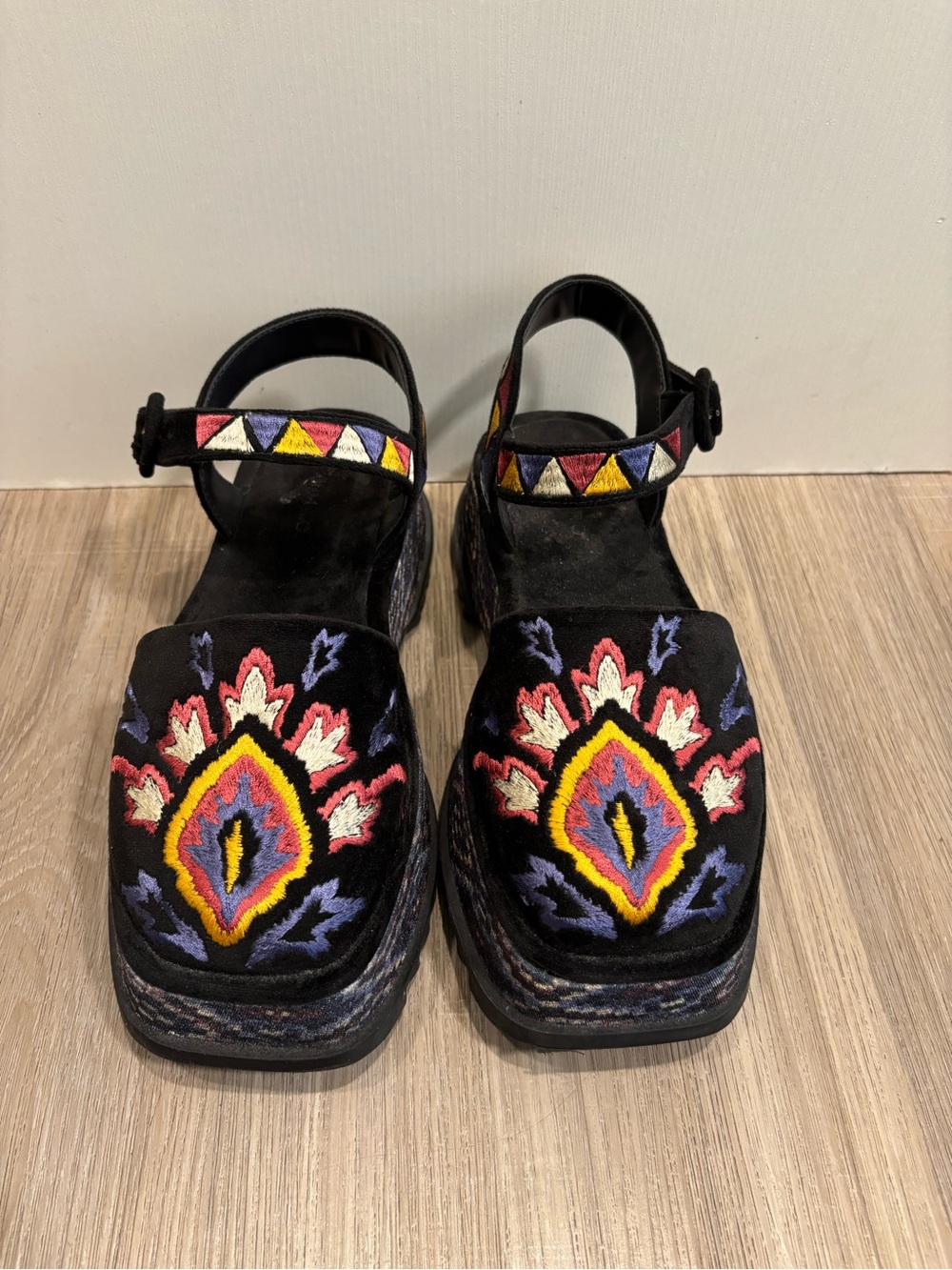Farm Rio Black Closed Toe Platform Sandals Boho Artsy Embroidered Chunky Size 7 - Picture 2 of 7